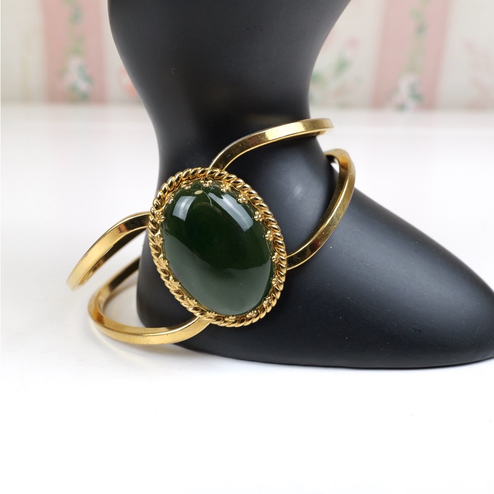 Elegant vintage Gold and Green Bracelet